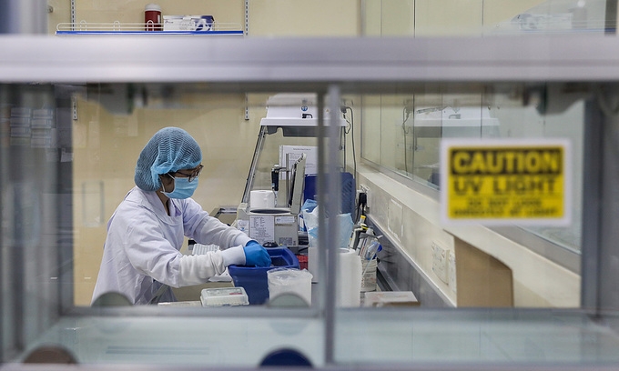 A medical worker tests novel coronavirus samples in a lab hcmc, april 2020. (photo: vne) 